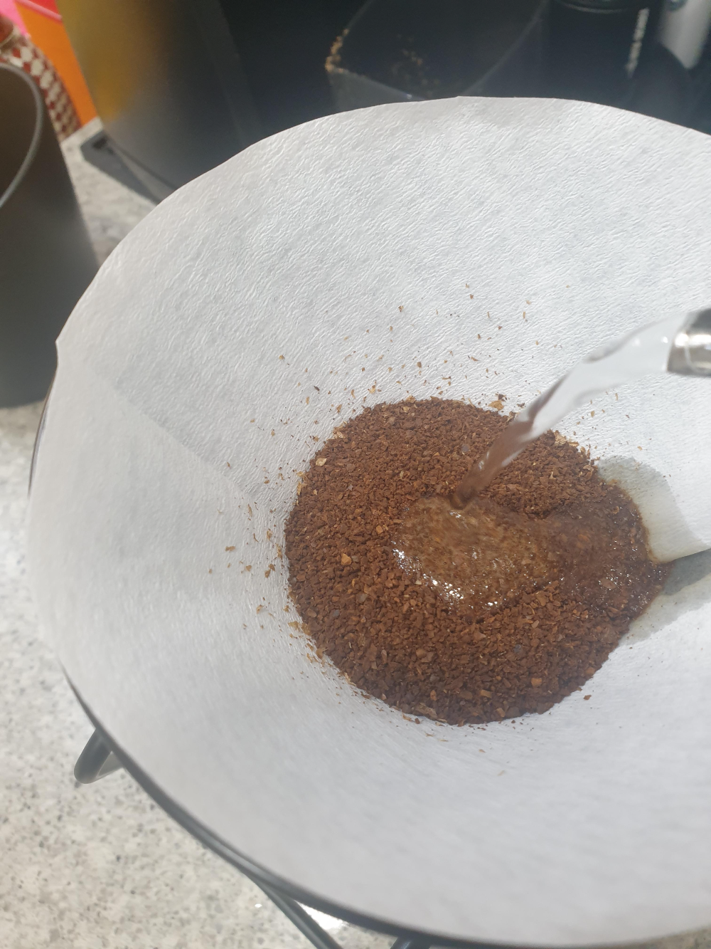 드리퍼 안에 원두가 있고 드립포트로 물을 붓는다.