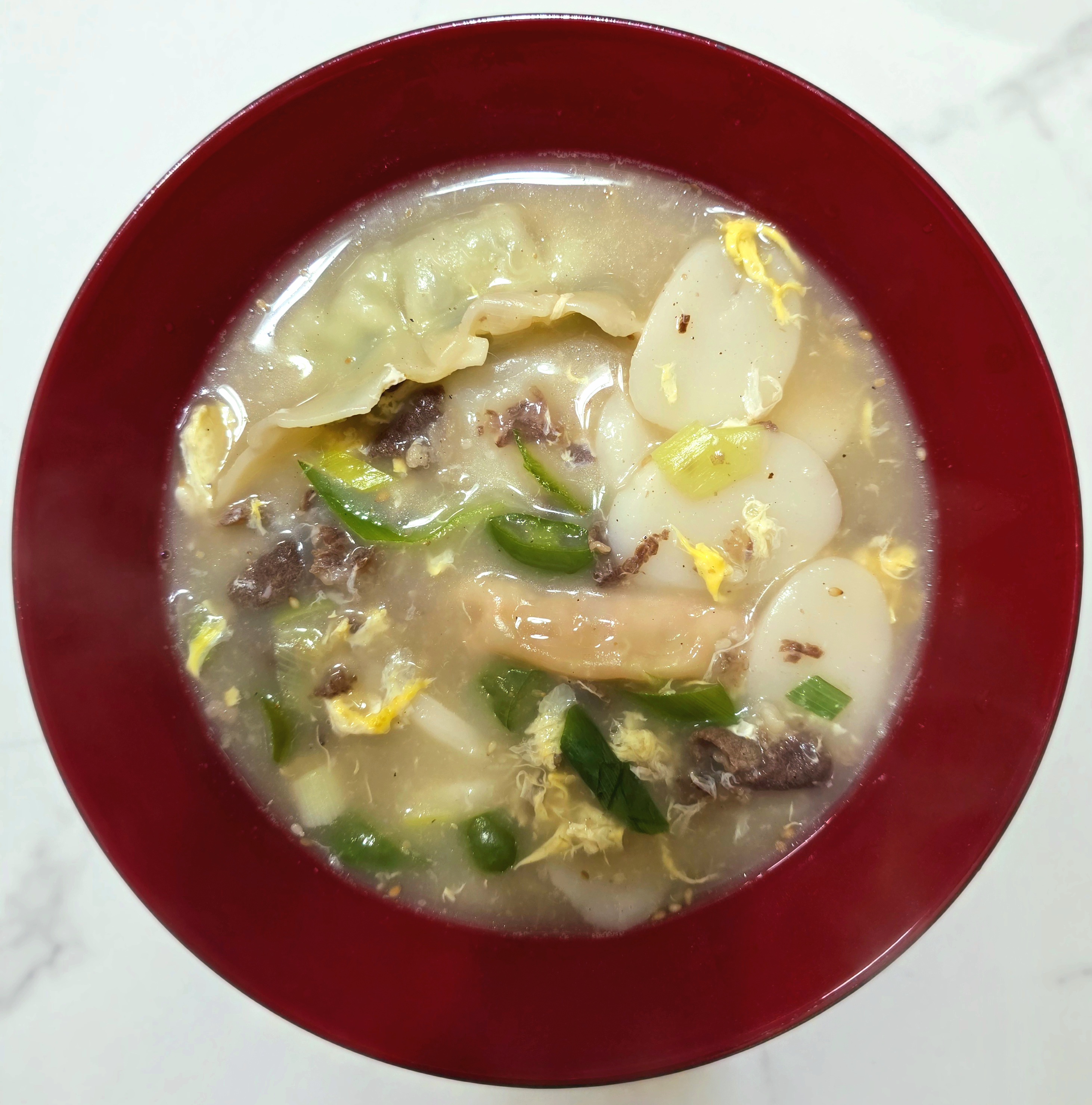 새해-첫날-떡국-끓여-먹었어요.