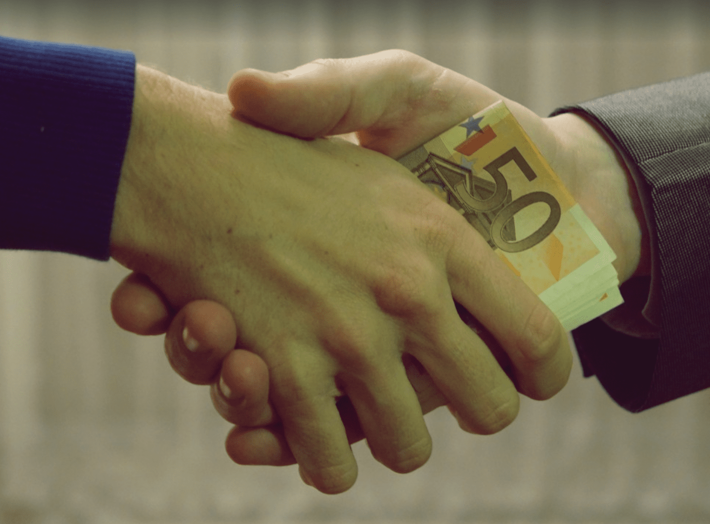 다른손에-돈을-건네는-모습