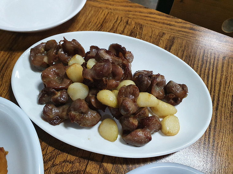 서비스로-나오는-모래집과-통마늘