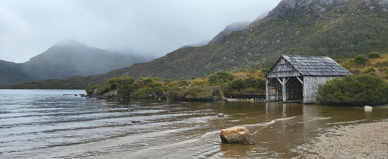도브 레이크에 있는 유명한 보트 보관소( Dove Lake Boat Shed ) 
타즈마니아를 대표하는 세계적인 포토 스팟이자 상징적인 랜드마크