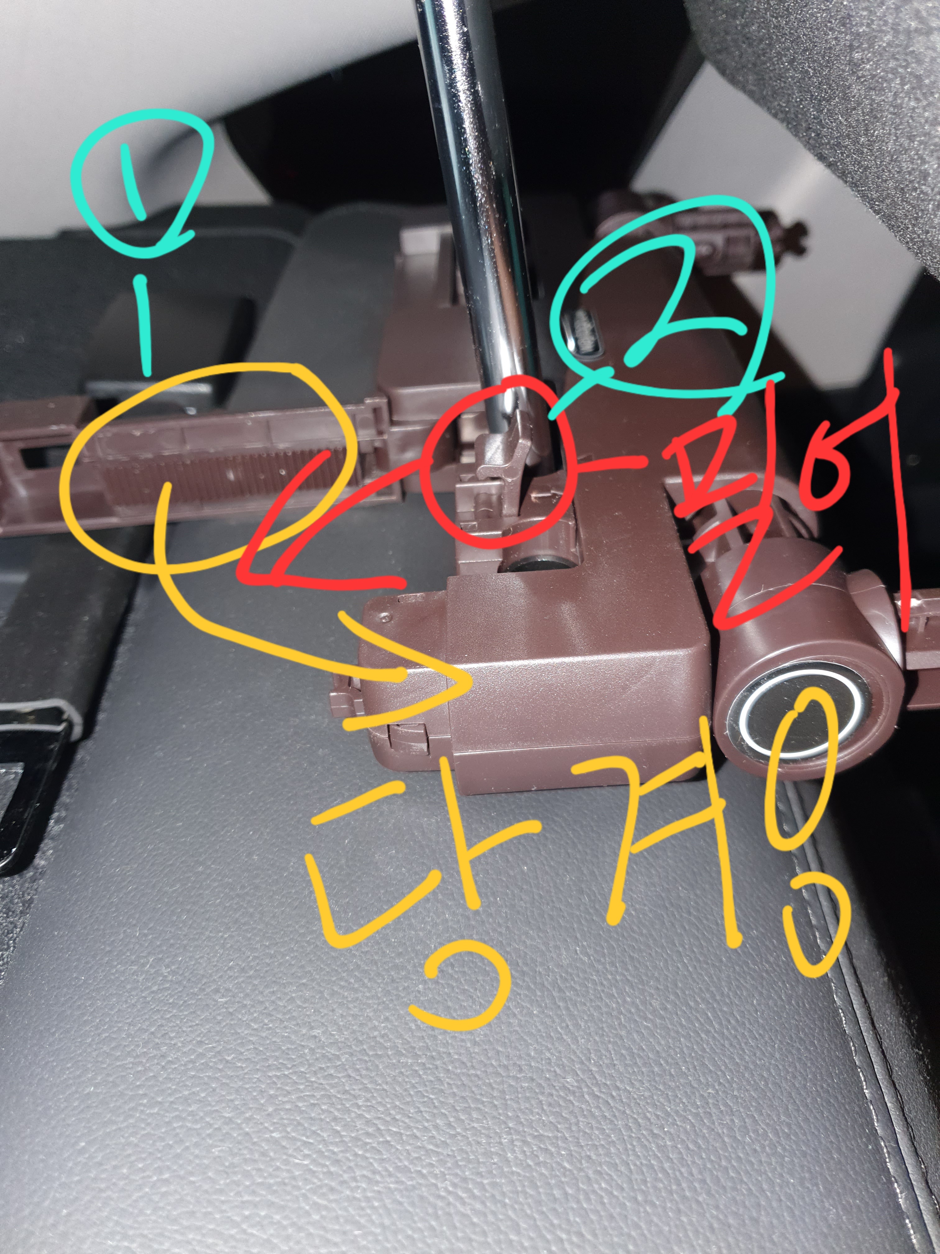 고정 브라켓 준비완료! 이렇게 벌려진 상태에서 2열 헤드레스트 기둥에 고정 방법!