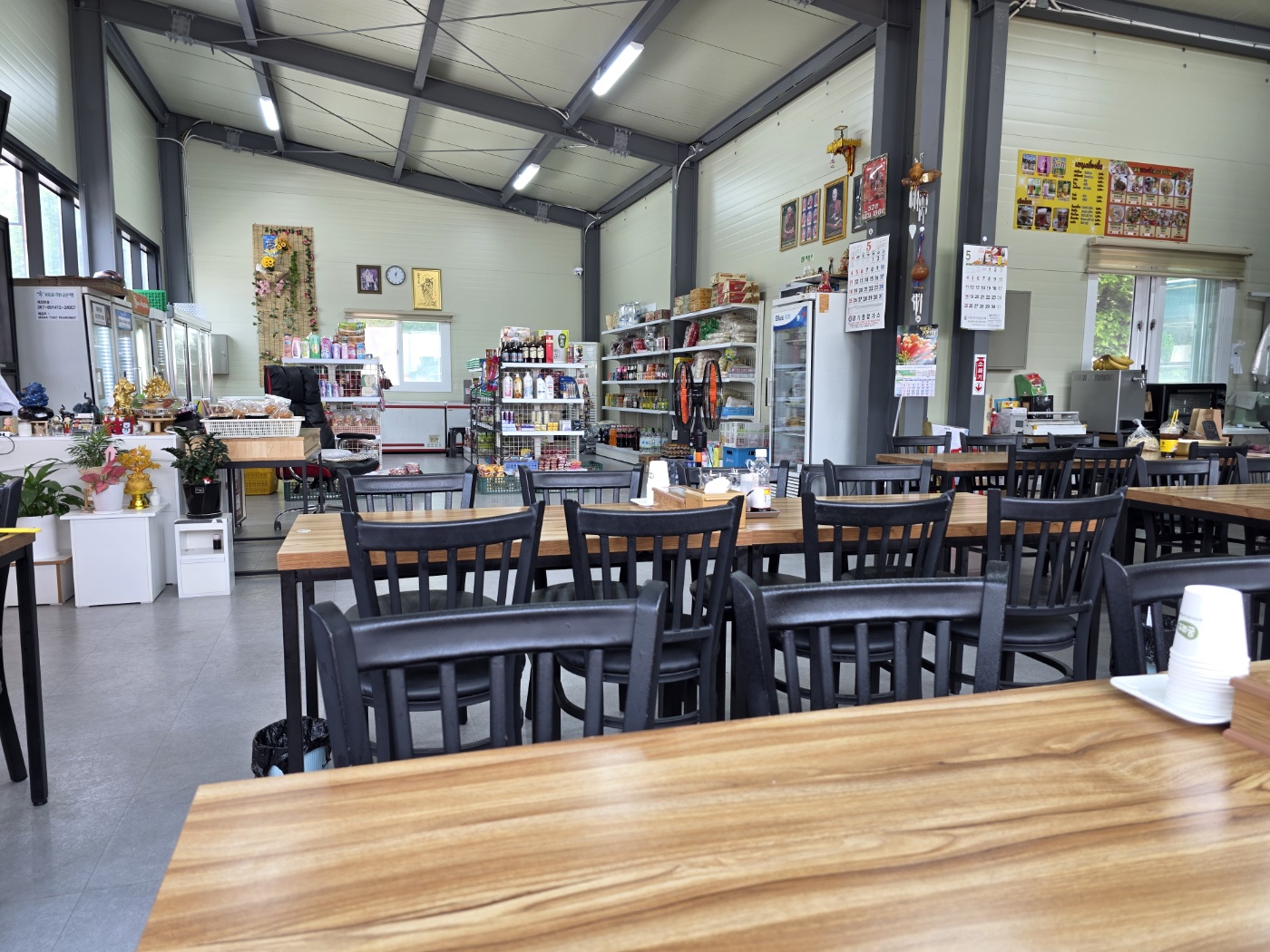 매장 내부 전경