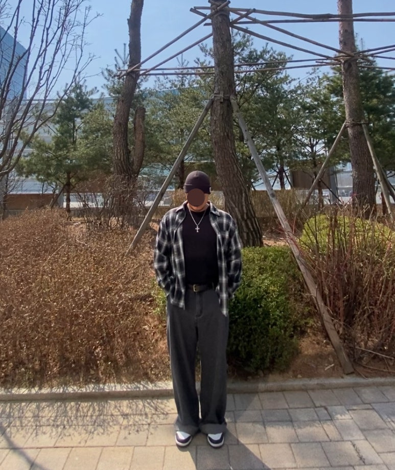데일리룩('26. 3. 22.)반스 밀포드비니, 빈티지 십자가목걸이, 리메인세컨드 체크셔츠, 무신사스탠다드 티셔츠, 유니클로 벨트, 그리너리크리드 데님팬츠, 나이키 덩크로우 돌고래