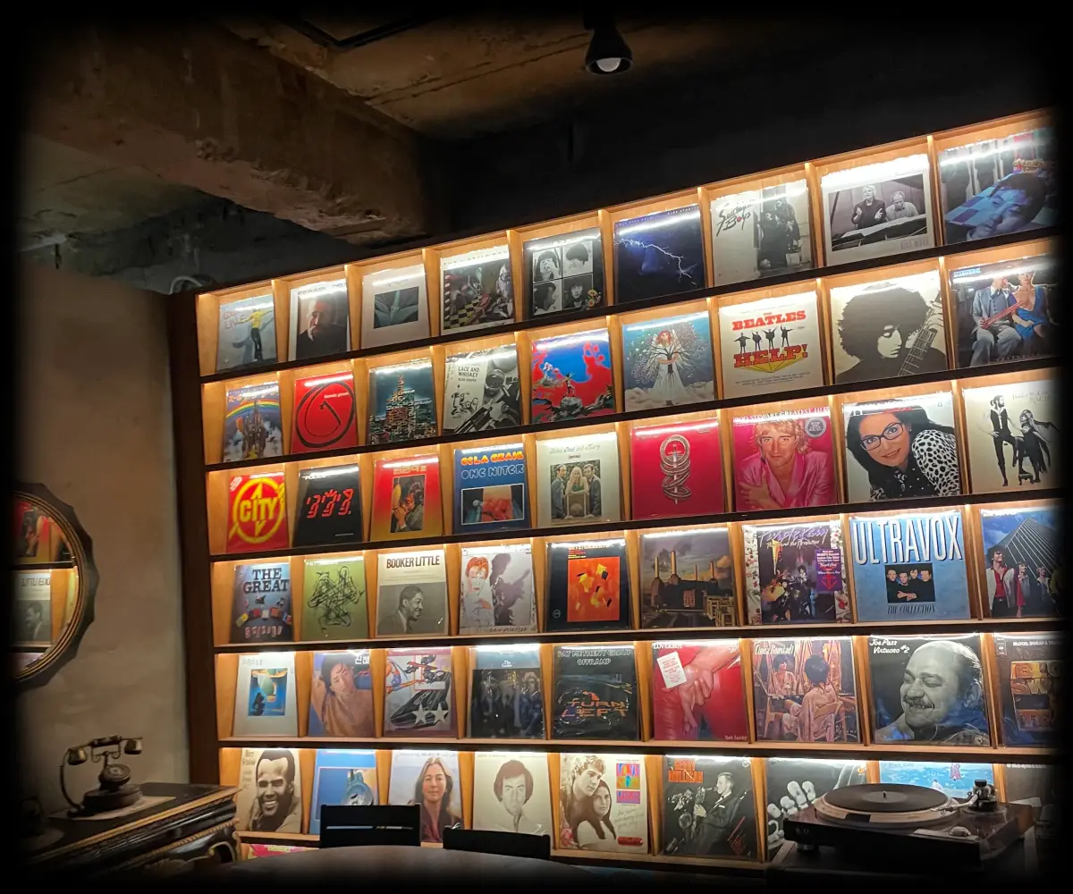 을지로-을지FM-바-매장-내부-다양한-LP로-인테리어한-사진