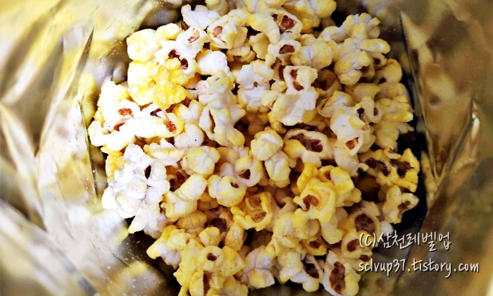 GS25 유어스 버터갈릭팝콘 개봉 후