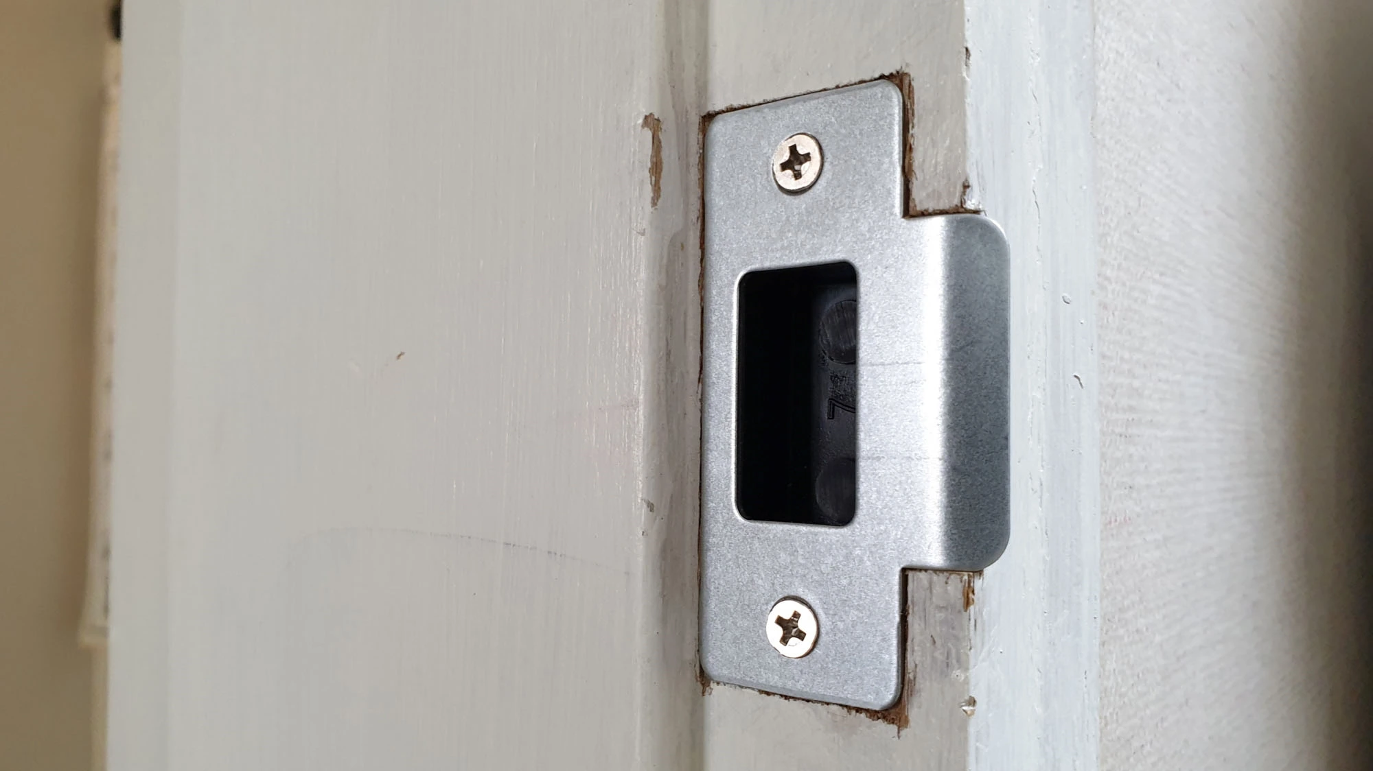 문틀 부품 고정 모습