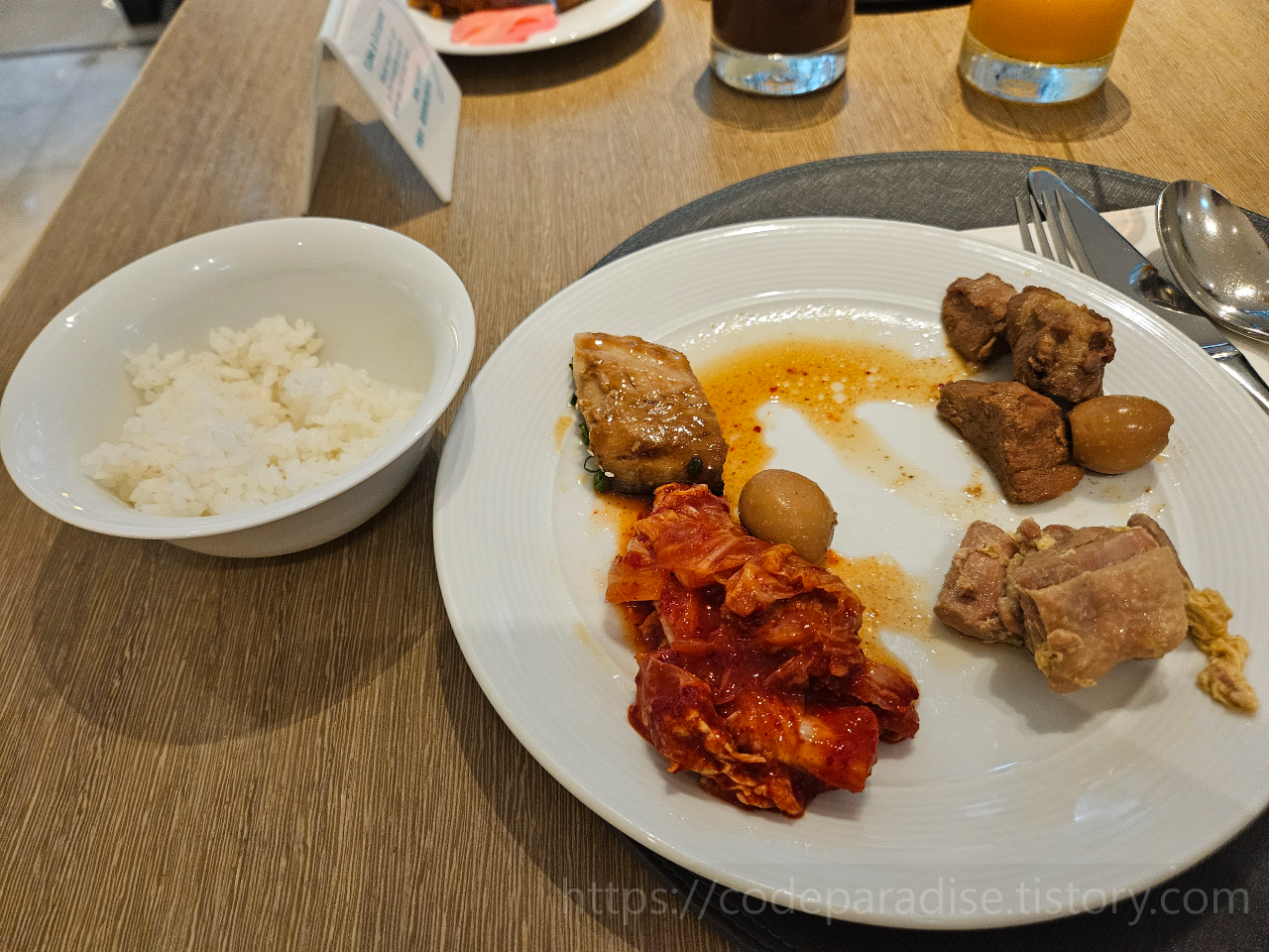 ํธํ
์ฌ์ง