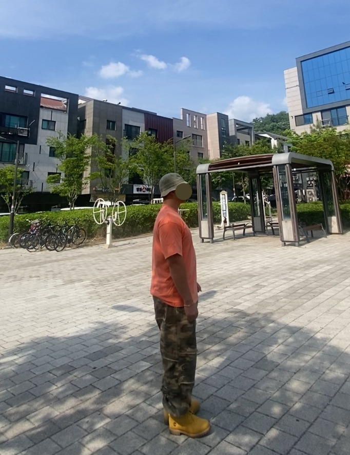 데일리룩('26. 5. 27.)로얄라이프 데님 버킷햇, 크림소다랩 스톤워싱 피그먼트 티셔츠, 카시오 A-159WGEA 골드, 테이크이지 카모 카펜터 카고팬츠, 팀버랜드 6인치 워커