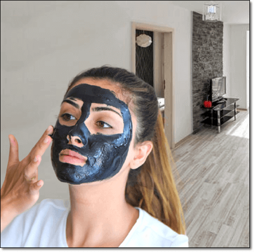 살구씨 오일팩 하는 여성