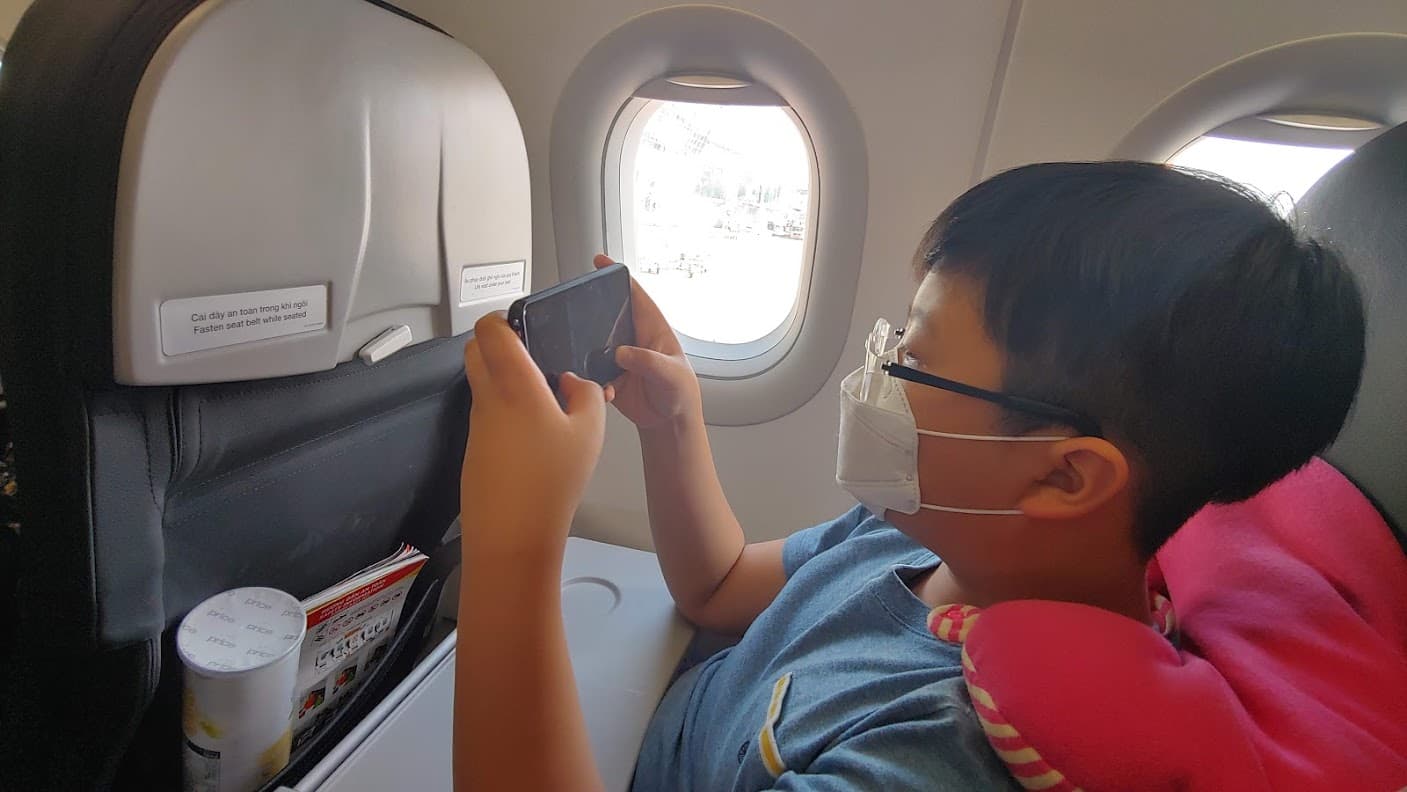 기내에서 휴대폰 사용 중인 모습, 보조배터리 충전은 금지됨