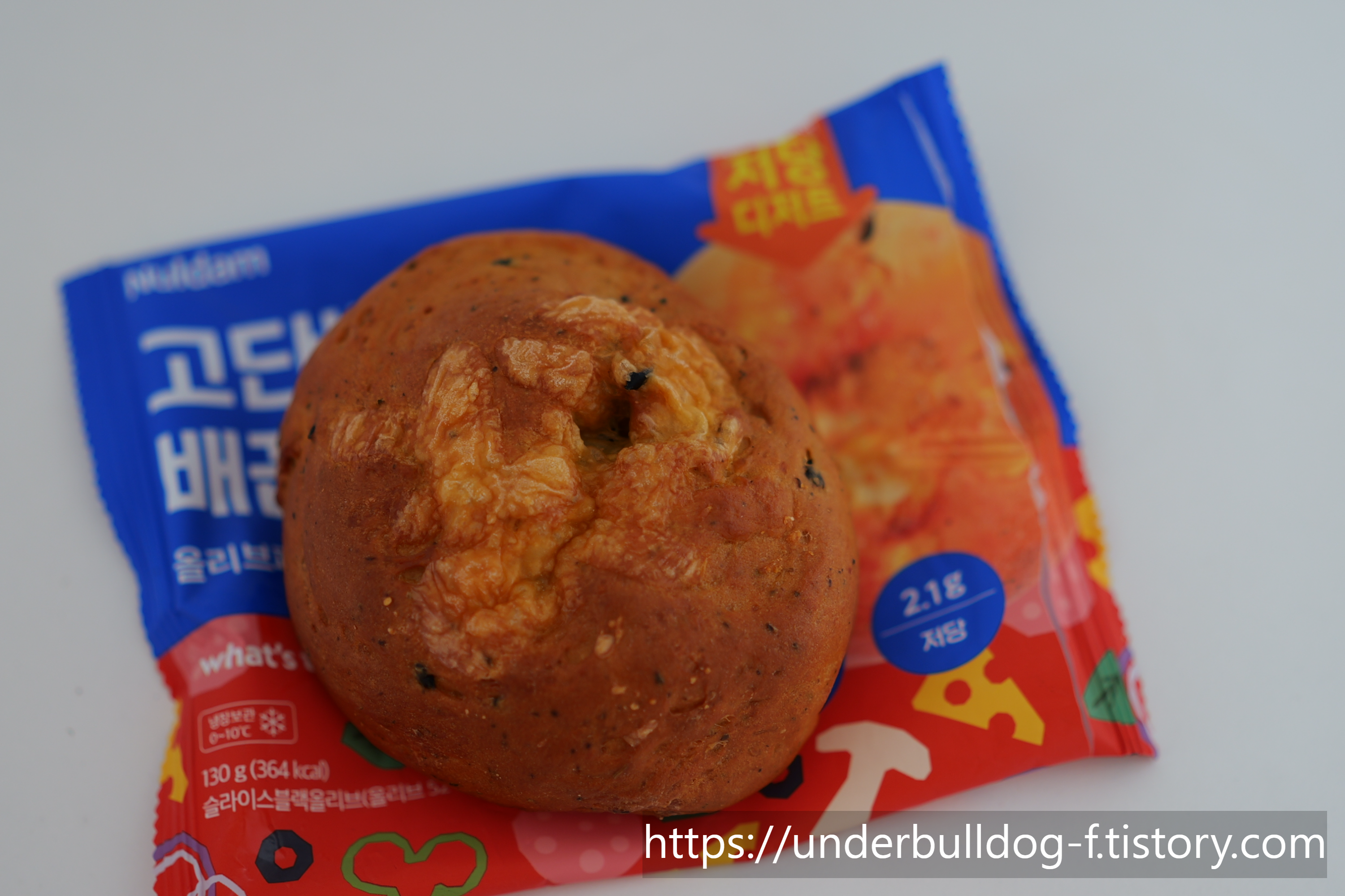 건강빵 같았는데 생각보다 피자빵 무드가 잘 살아 있던 베이글