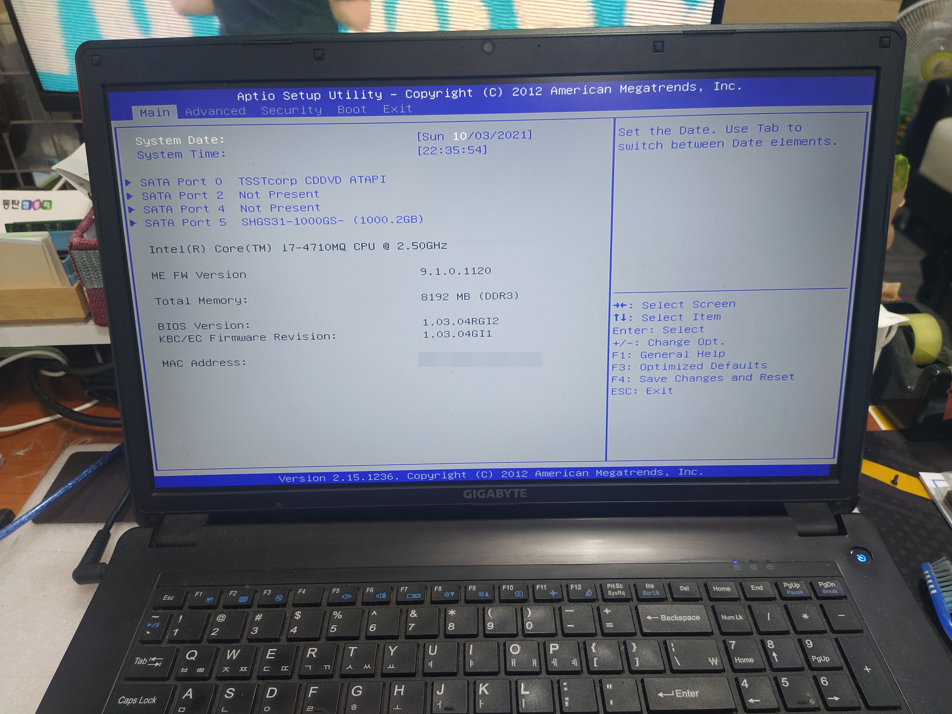 윈도우10 설치하기전에 SSD가 정상적으로 인식되는 걸 확인하고 있습니다.