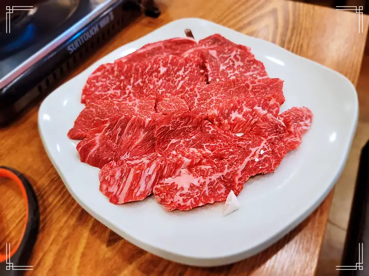 토요일은 밥이좋아 군포 산본 금정역 한우 숙성 등심 맛집 500 시간 진공 에이징 소고기 무쇠 철판 구이 한우물회 육회 현지인 추천 토밥 좋아 방송정보