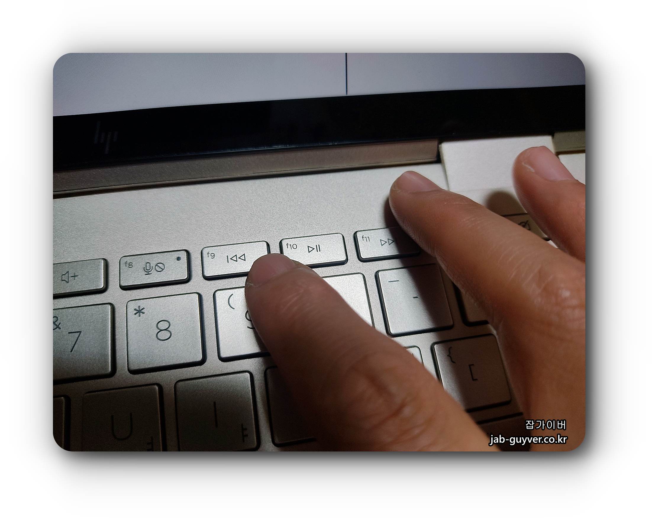 LG그램 노트북 전원 버튼을 누른 뒤 F10 키로 USB 부팅 메뉴를 여는 화면