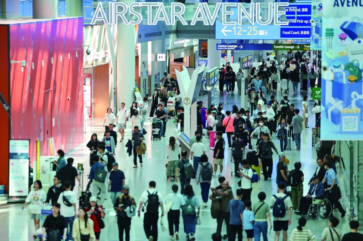 인천국제공항 제1여객터미널 면세구역이 여행객 등으로 붐비고 있다