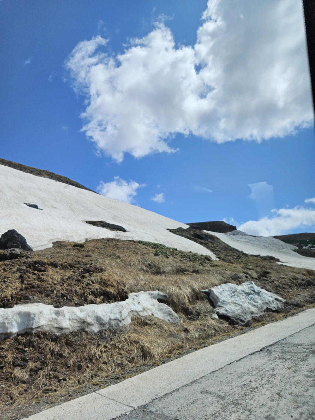 눈이 곳곳에 쌓여 있습니다.