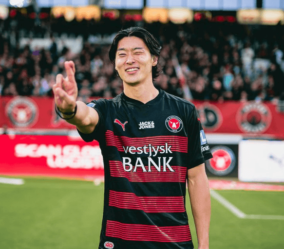 조규성 선수가 경기장에서 세레모니 포즈를 취하는 장면