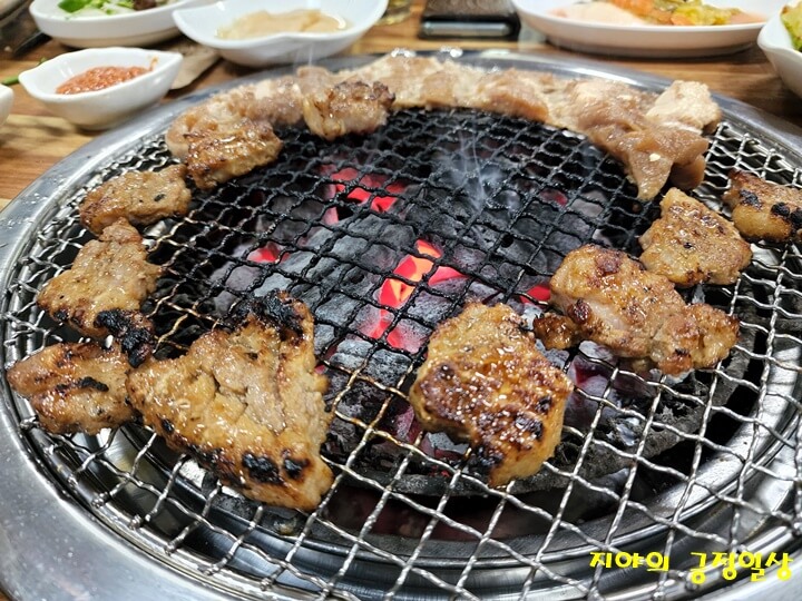 익은 돼지 양념갈비