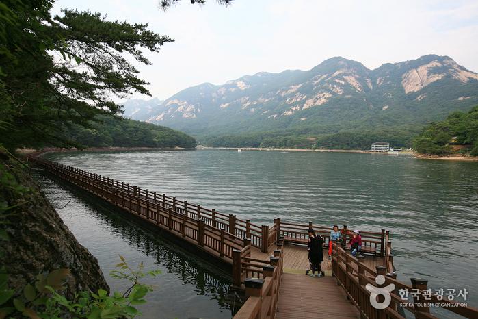 포천 산정호수 - 에메랄드 호수와 산책로