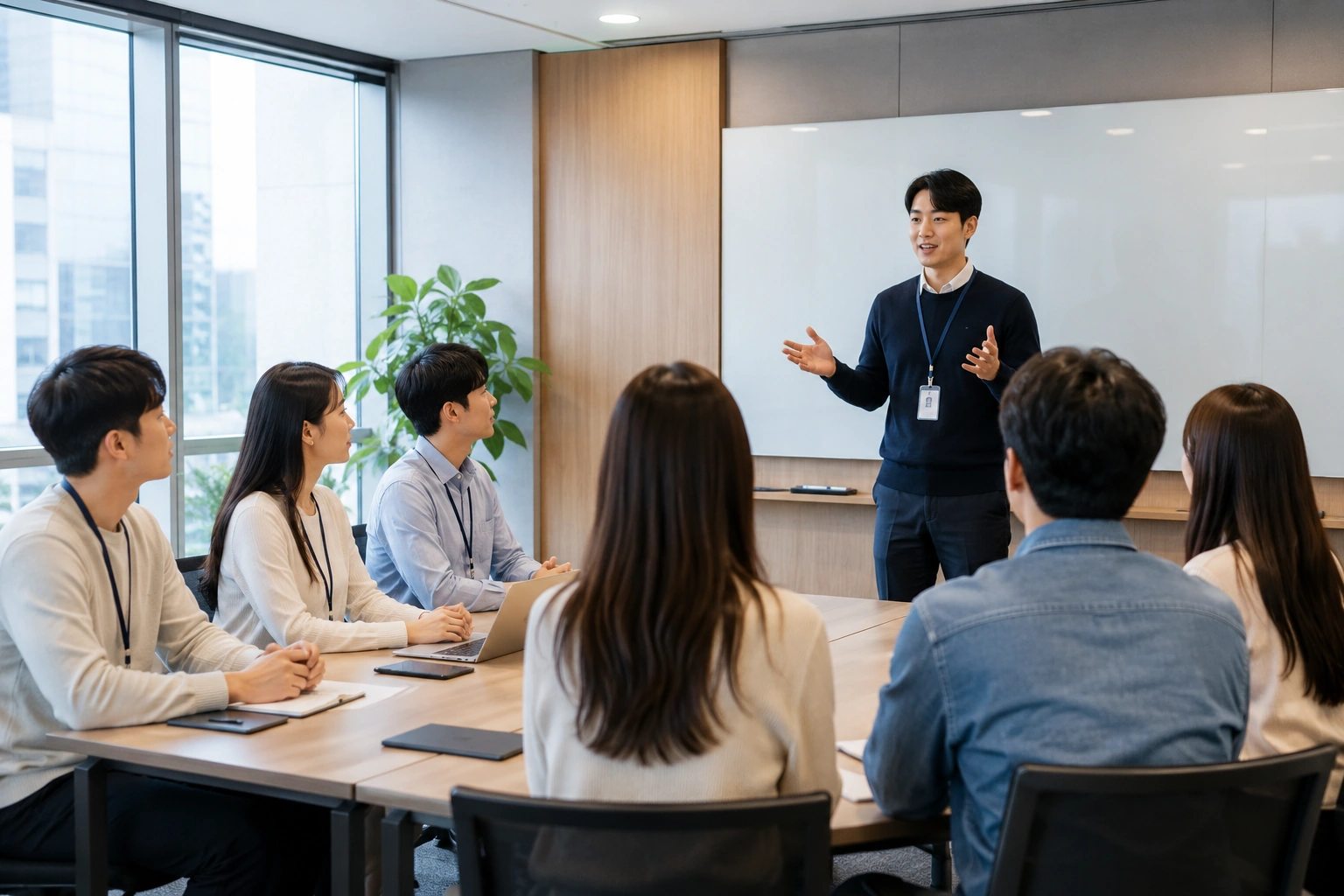 기업 오리엔테이션에 참여하는 청년들