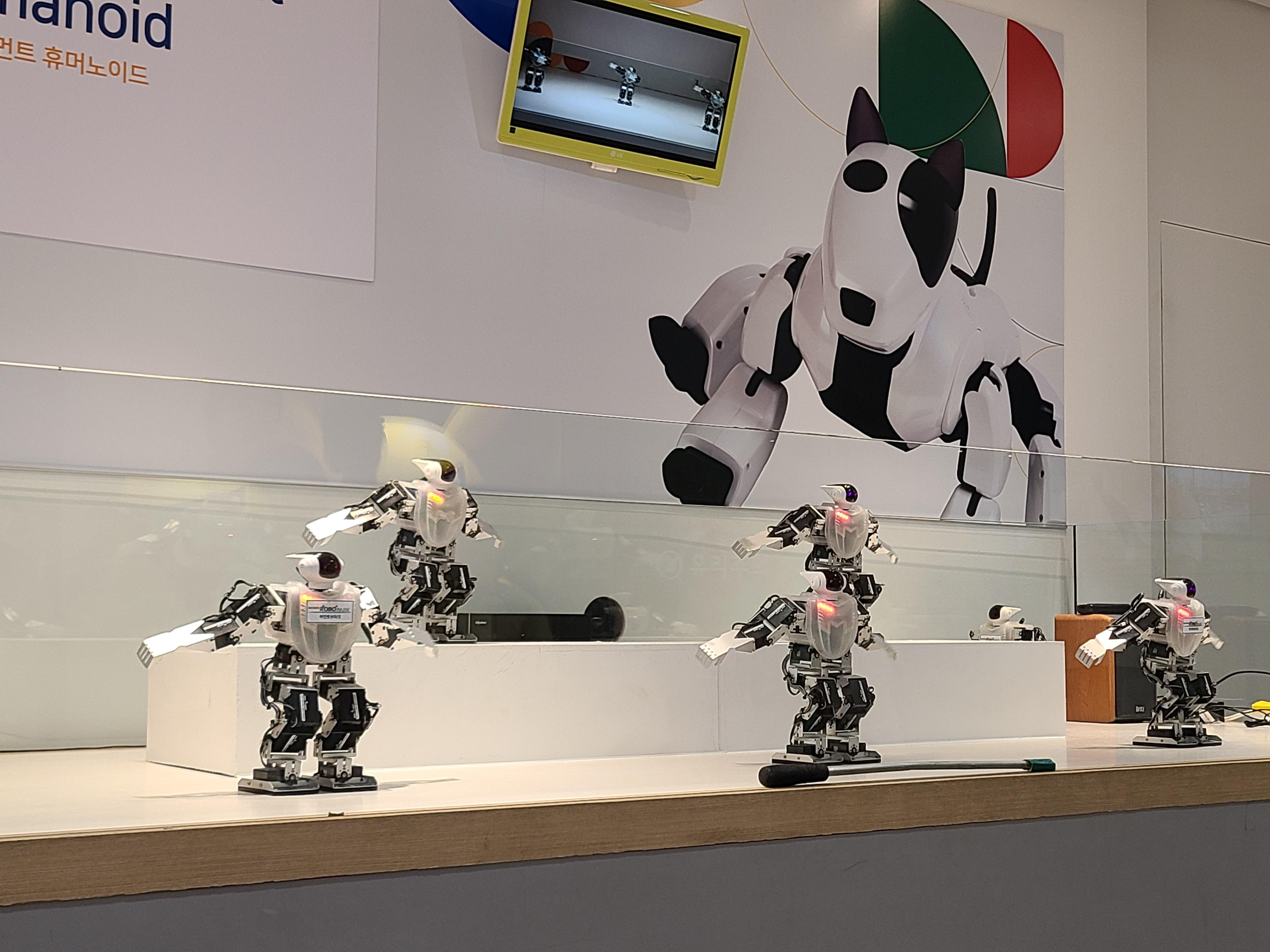 휴머노이드 로봇들이 춤추는 모습