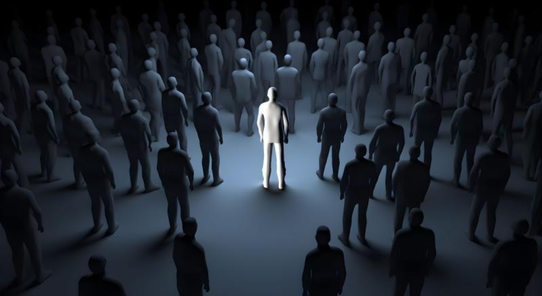 수많은 사람 속에서 한사람만 가운데 홀로 다른색으로 서 있다.