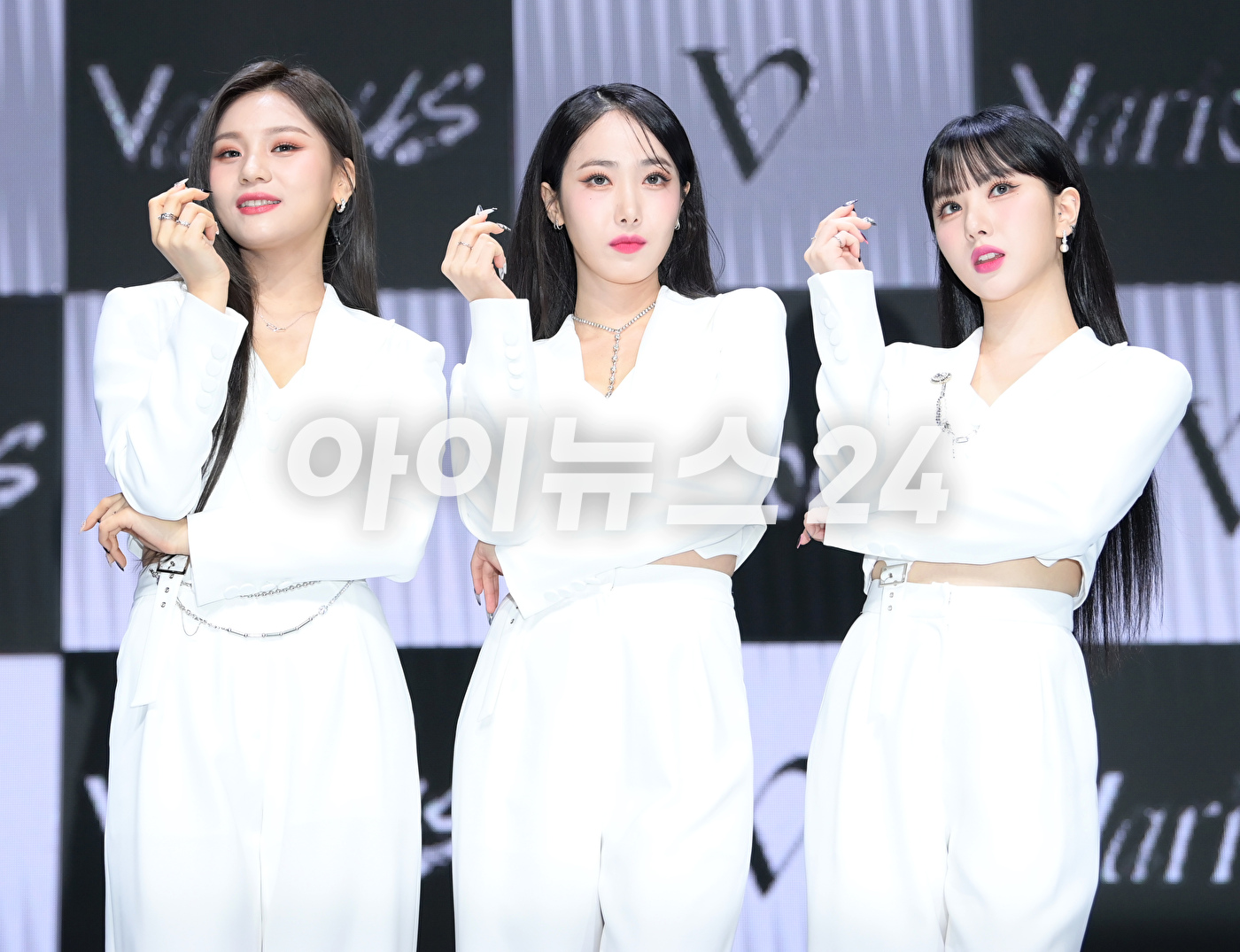 그룹 비비지가 31일 오후 서울 광진구 예스24라이브홀에서 진행된 비비지(VIVIZ) 세 번째 미니앨범 '베리어스(VarioUS)' 발매 기념 쇼케이스에 참석해 타이틀곡 '풀업' 무대를 선보이고 있다. [사진=정소희 기자]