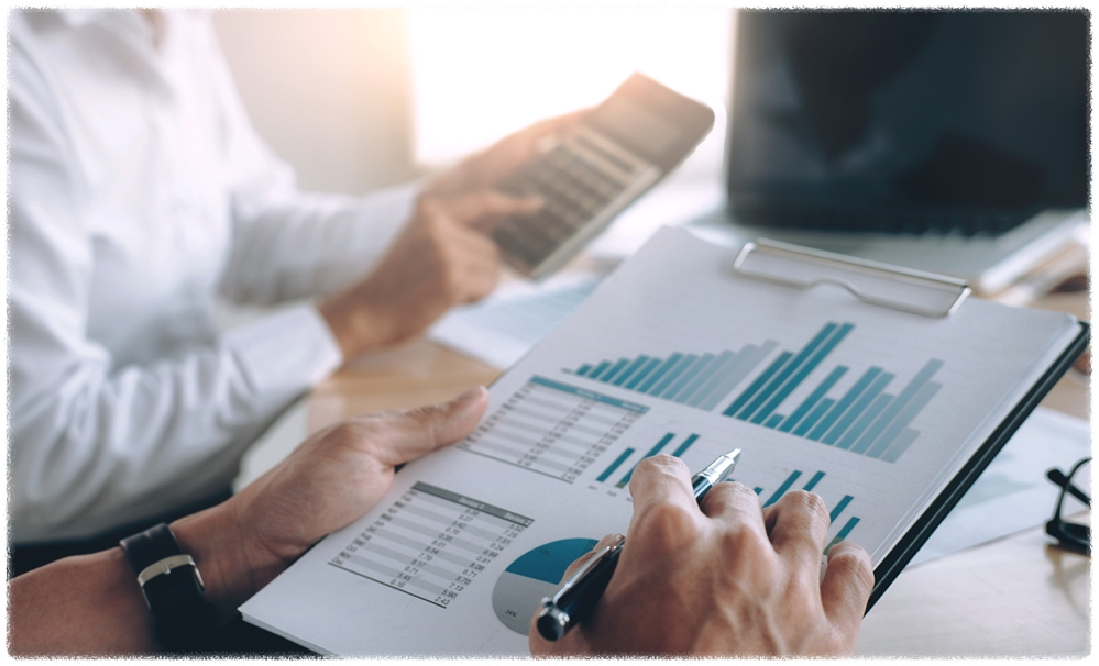 그래프를-보고-있는-사람