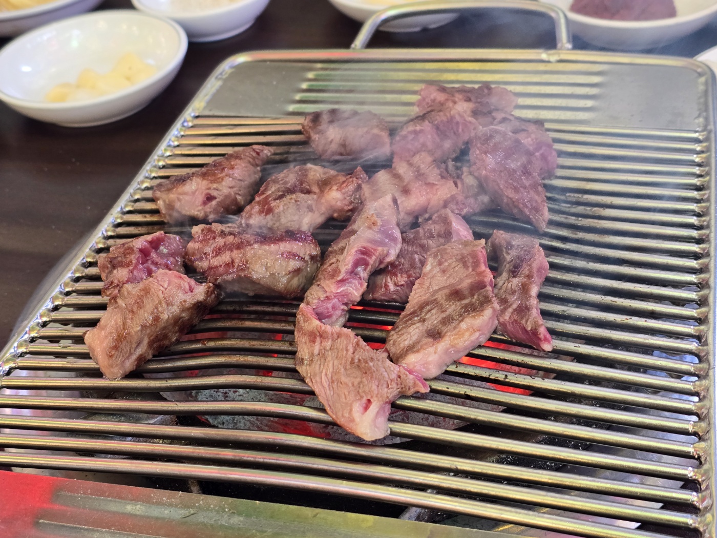 숯불에 구워지고 있는 한우