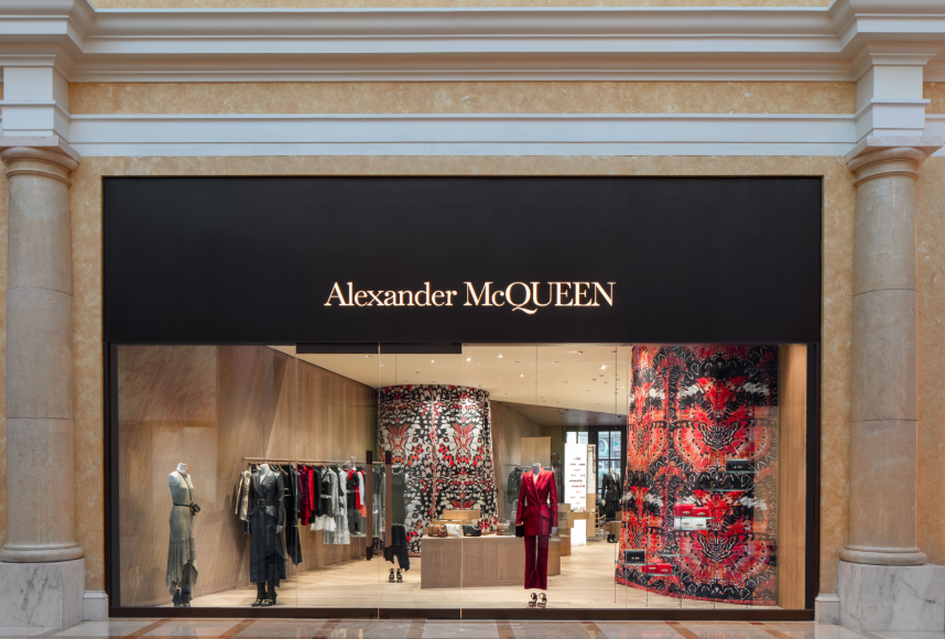 알렉산더 맥퀸(Alexander McQueen)은 극적이고 혁신적인 디자인과 퍼포먼스로 패션을 예술의 경지로 끌어올린 브랜드입니다.