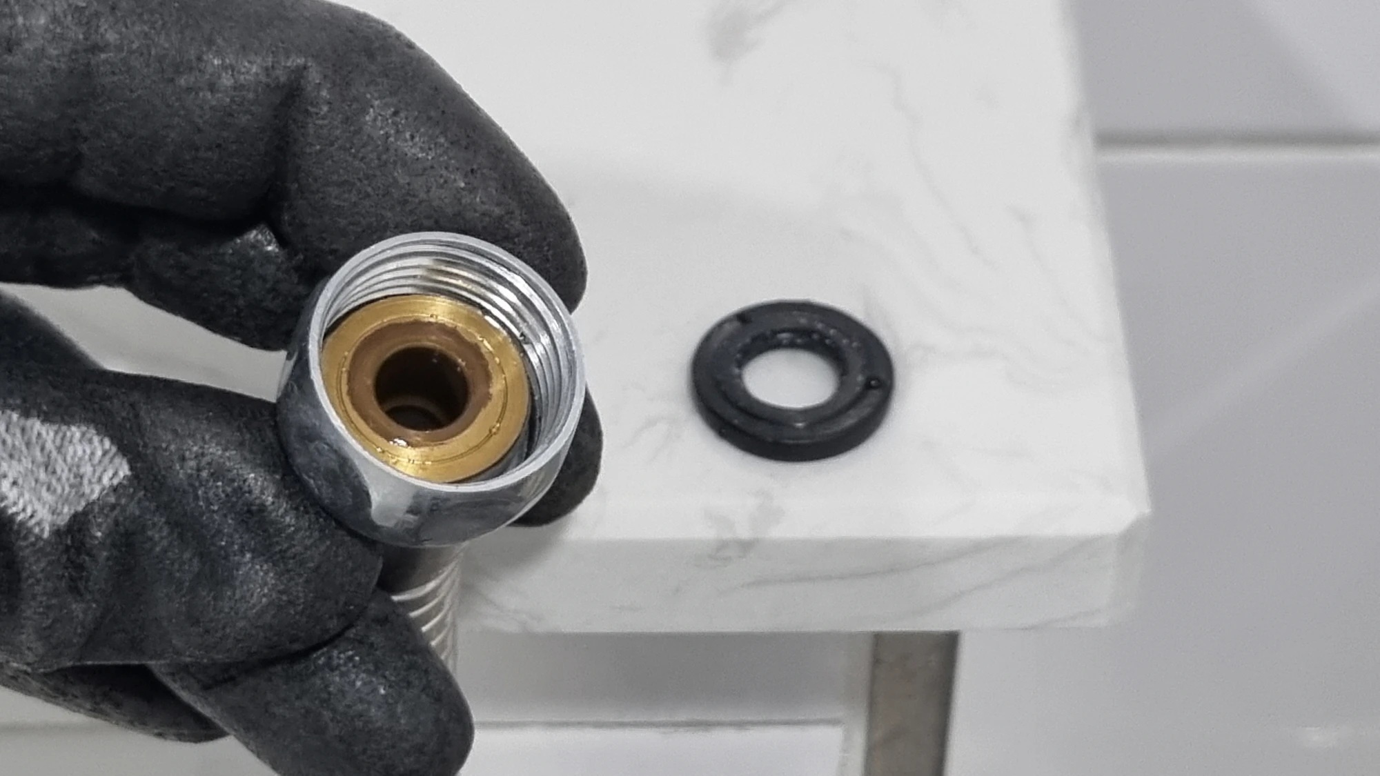 샤워기 호스 연결 부위 모습