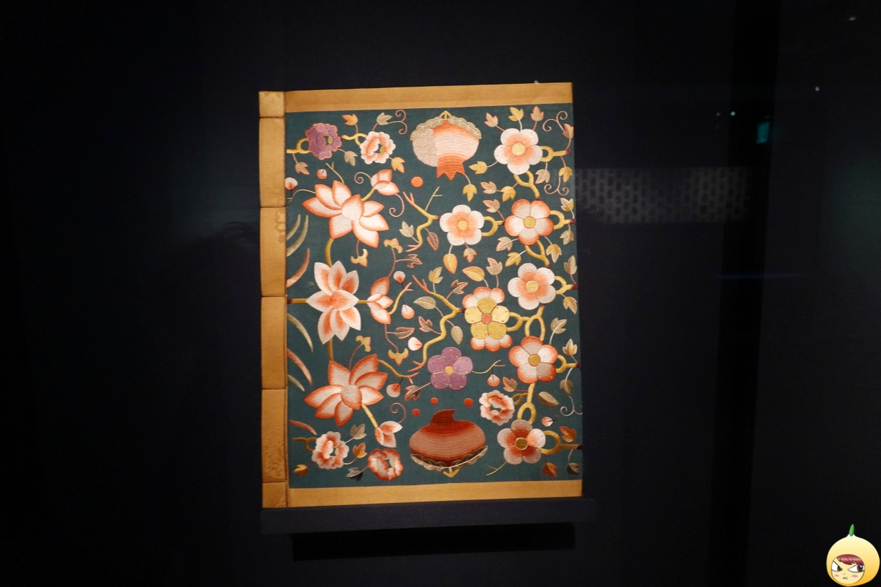 자수 연화당초문 현우경 표지