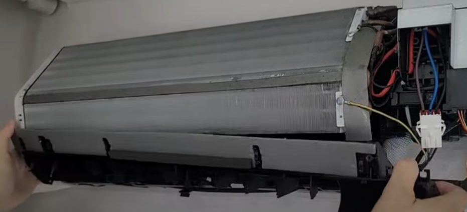 에어컨 벽걸이 드레인판 분리 사진