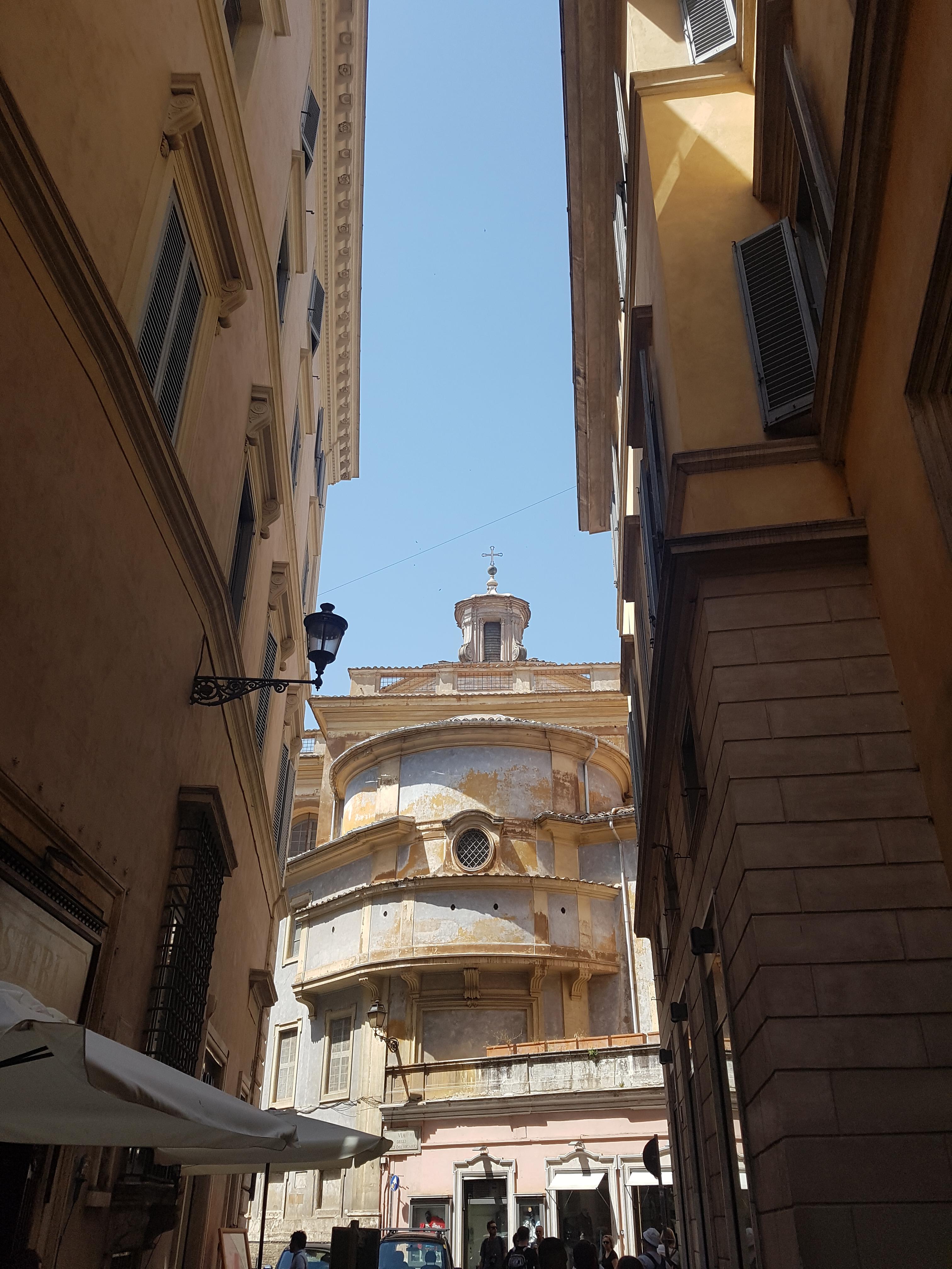 좁은 골목 너머 펼쳐진 바로크 건축의 진주, 산타 이보 알라 사피엔차