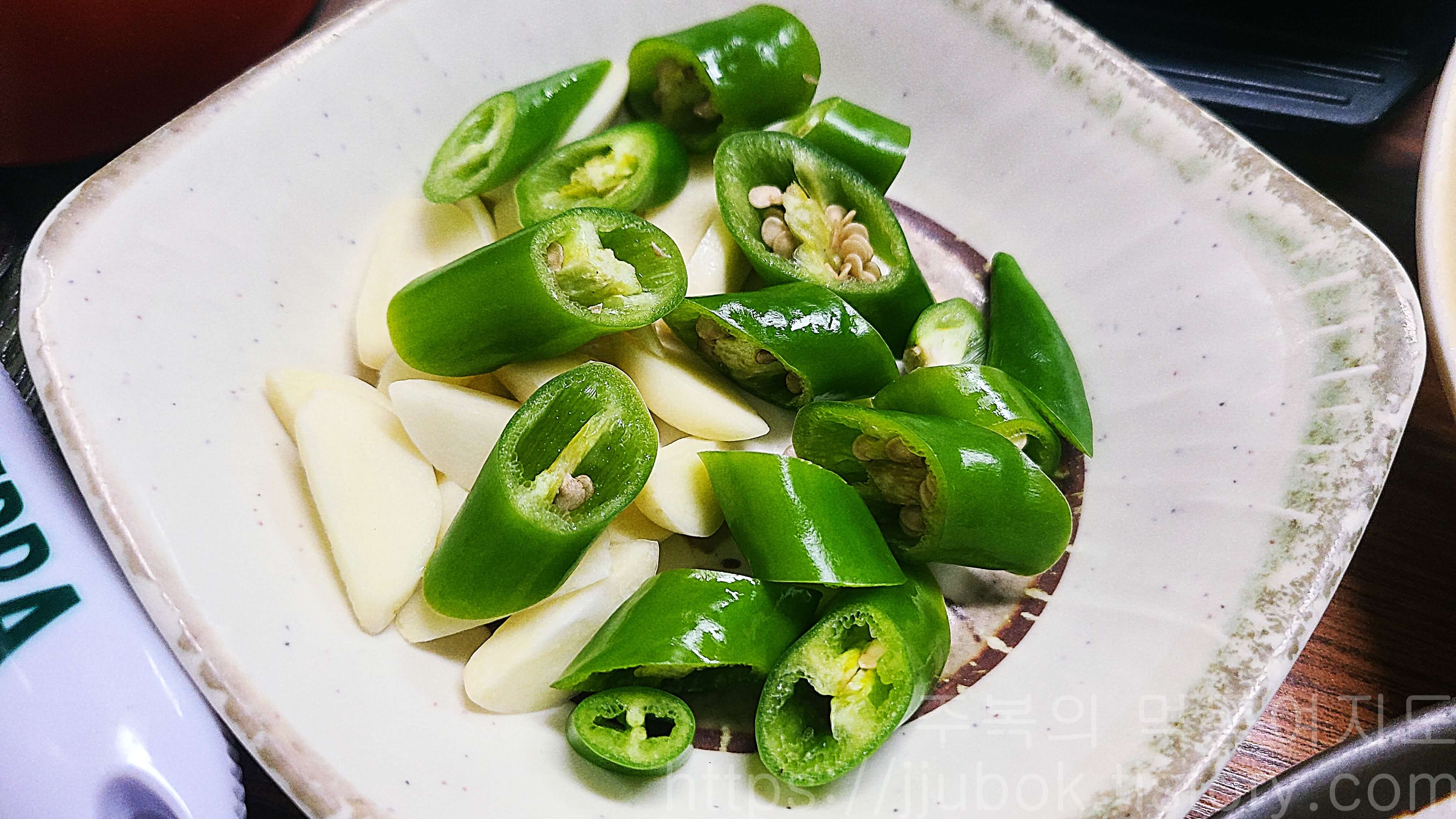 인천-작전동-싱싱활어-종합어시장-밑반찬-고추-마늘