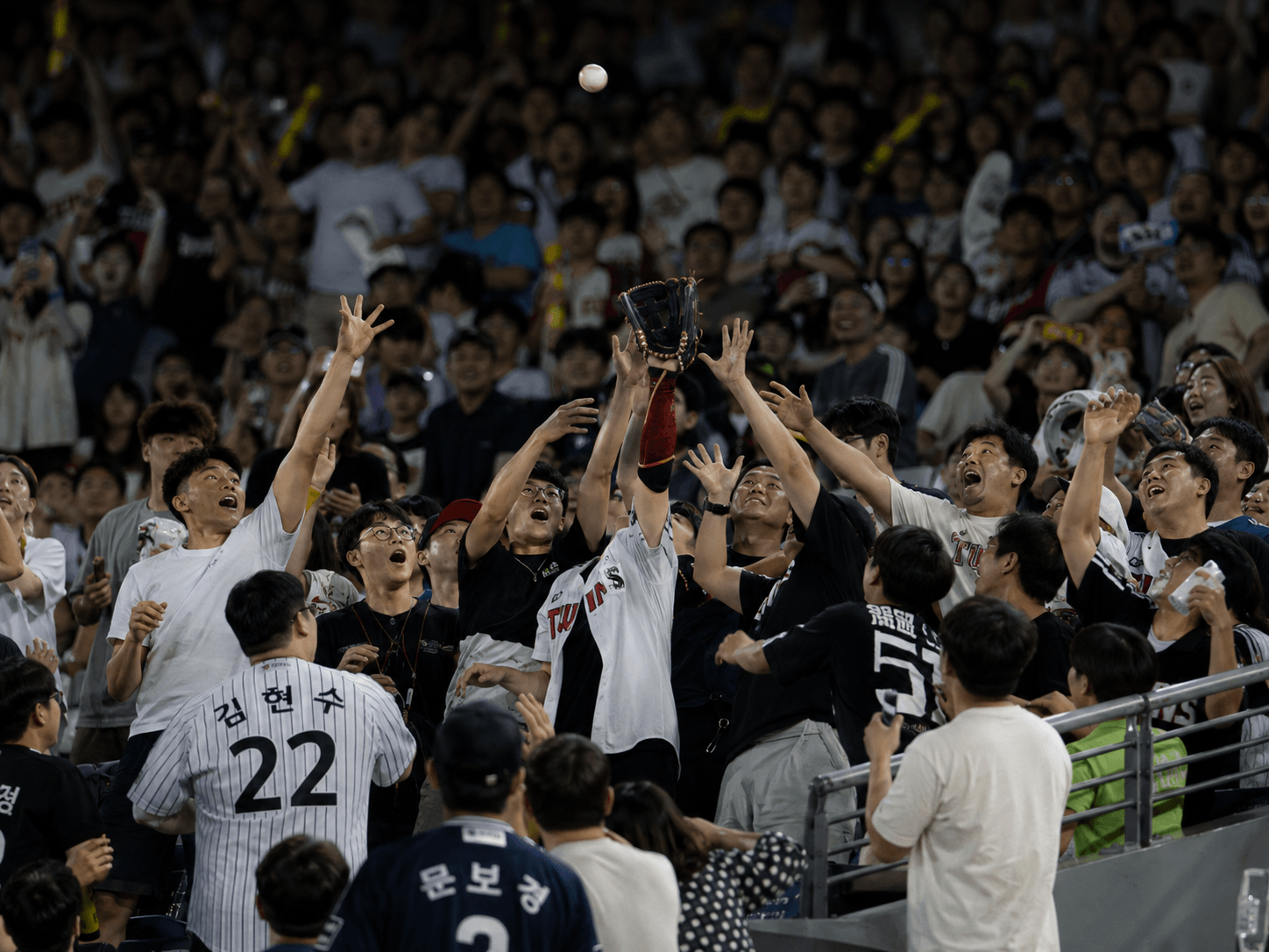 야구 홈런볼 관중 장면