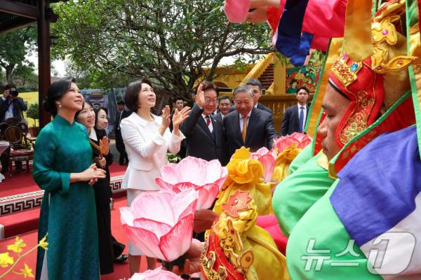 이 대통령 탕롱황성 친교 행사와 태극기 패션 외교의 핵심 정리: 베트남 순방 마무리