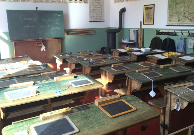 폐교 일기: 책걸상만 남은 교실에서 느낀 시간의 무게