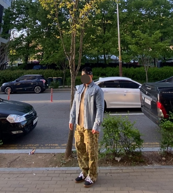 데일리룩('26. 5. 4.)하바행크 HAVAHANK 페이슬리 반다나, 디미트리블랙 웨스턴 데님셔츠, 쿨탠다드 티셔츠, 브론슨 M43 덕헌팅 카모 카고팬츠, 컨버스 올스타 스니커즈