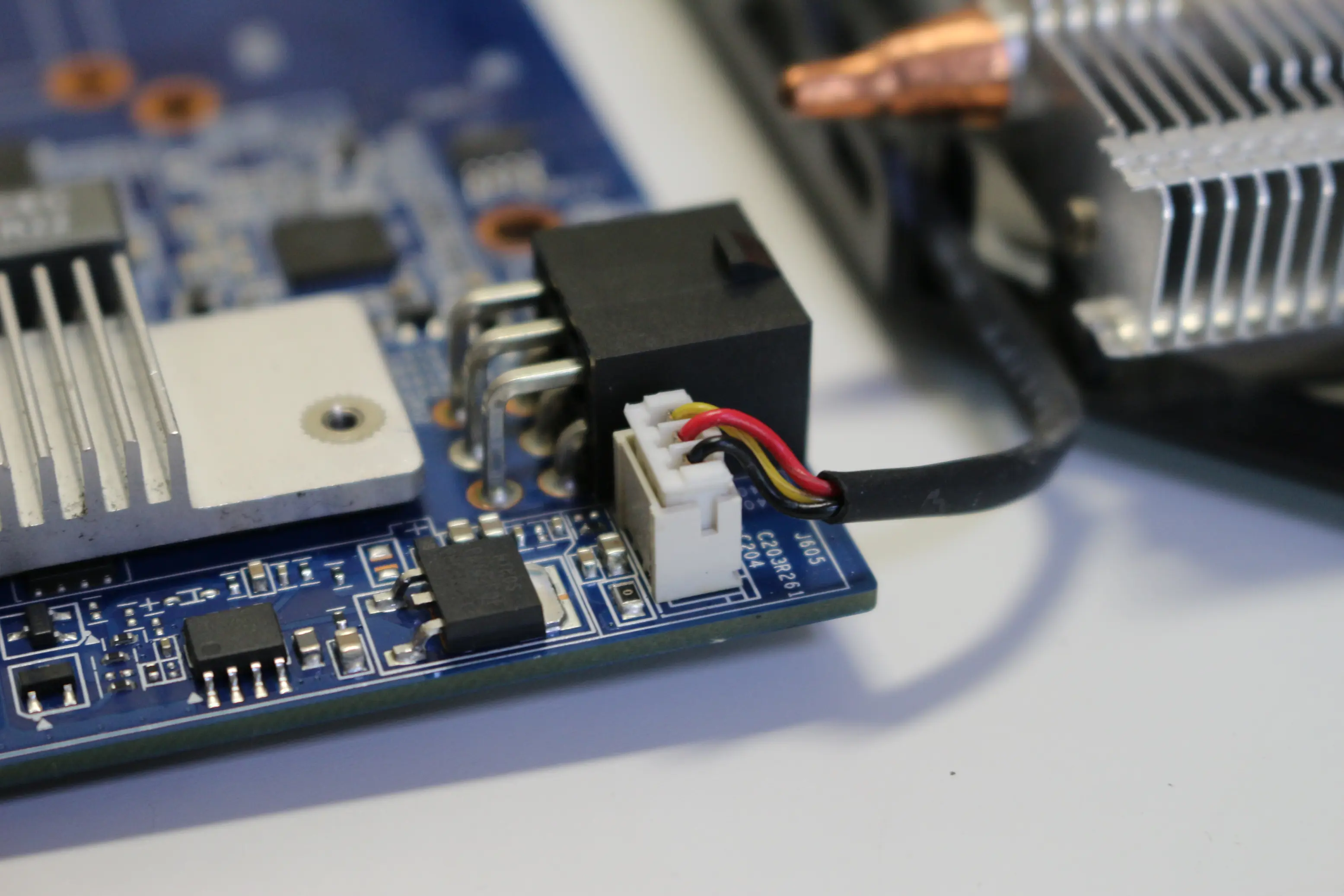 방열판에 부착된 팬의 전원 공급선