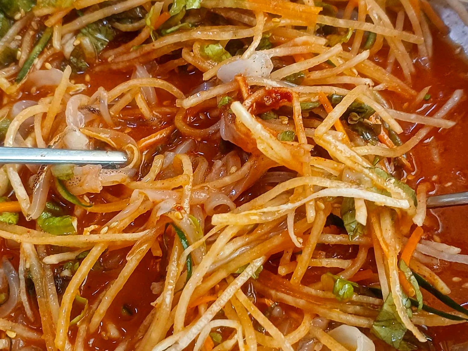 속초 산오징어물회에 밥을 말아먹는 사진