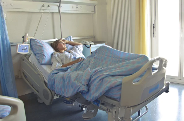 혈당 스파이크 증상으로 병원에 누워있는 여성