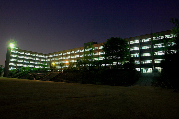 야간에 불을 밝힌 학교 전경 사진