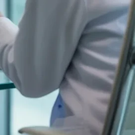 쌍꺼풀 수술 이미지 - 쌍꺼풀 수술 상담을 받고 있는 사람