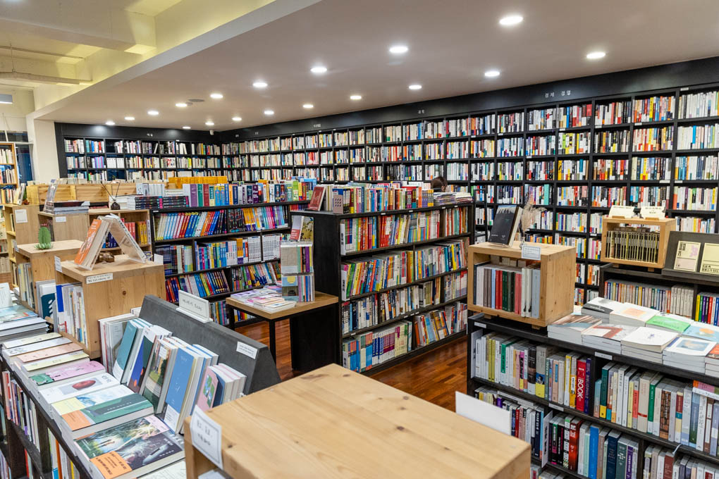 다양한-책들이-빼곡히-들어찬-동아서점-내부-모습