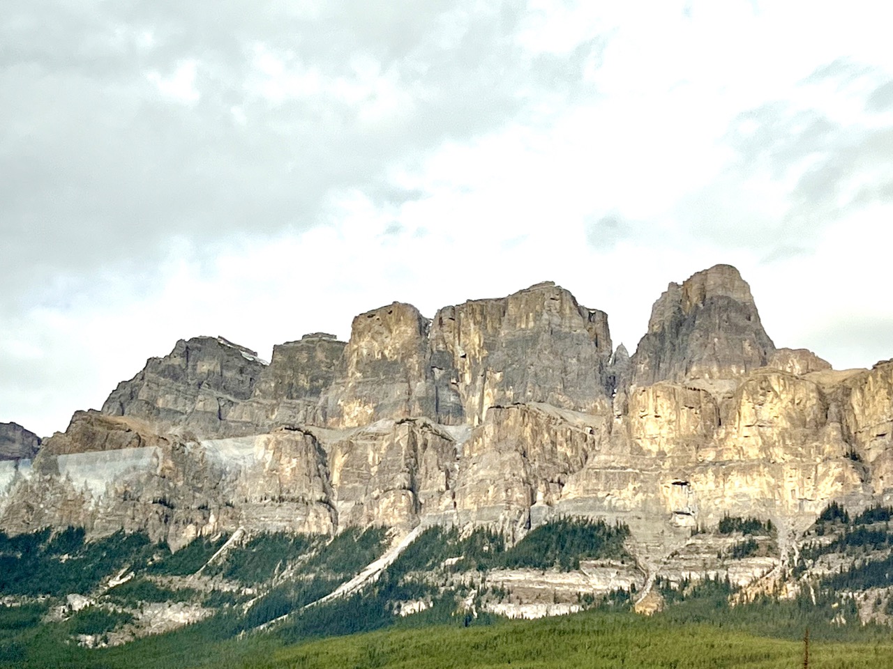 우뚝 솟아있는 여러개의 암석. 저기도 왠지 오래 전엔 빙하로 덮여있었을 것 같다.