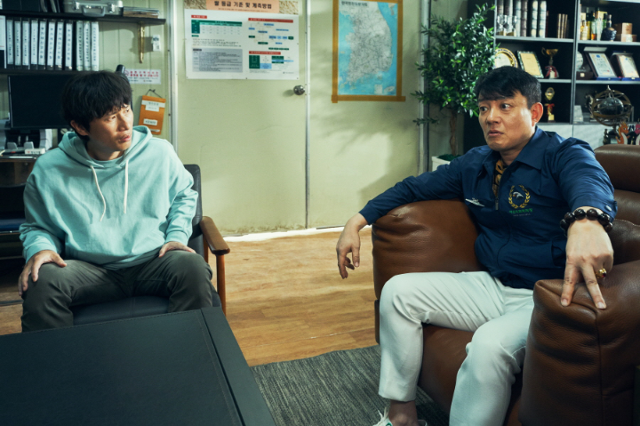 송새벽과이범수가한공간에같이앉아있다.