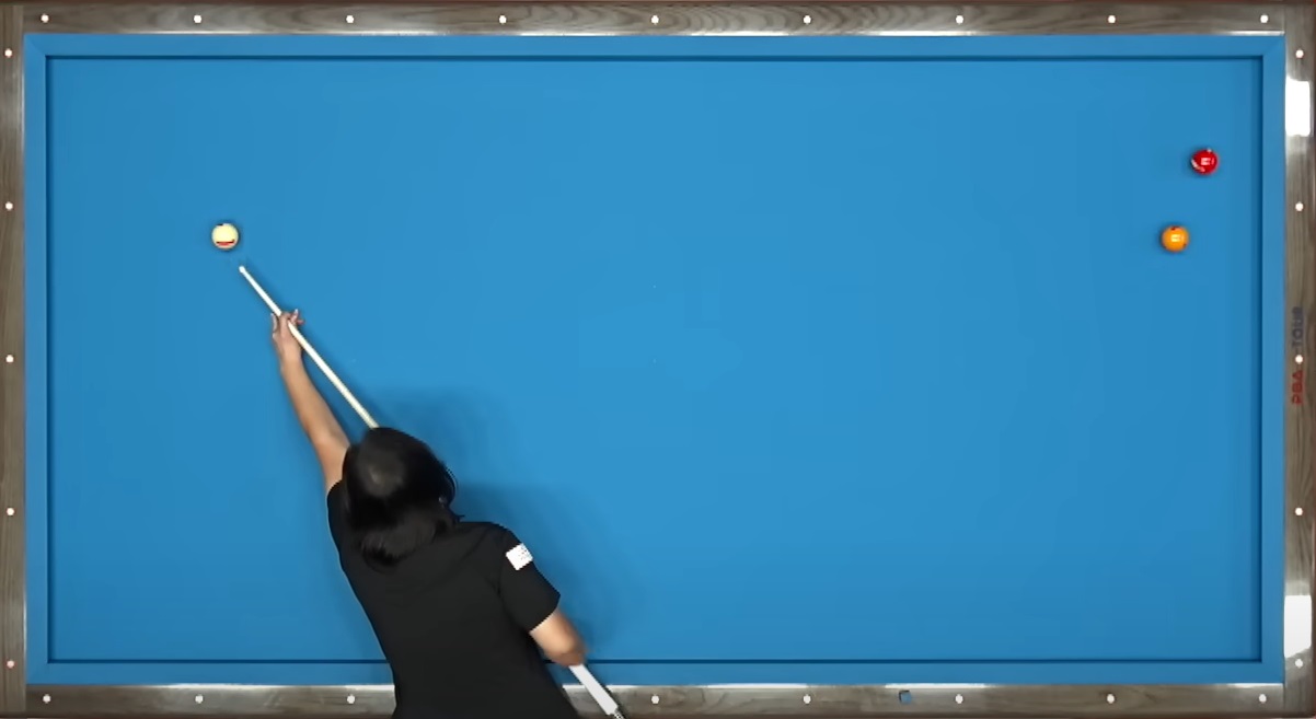 LPBA 김경자 당구선수가 프로당구대회에서 뱅크샷을 치고 있는 모습