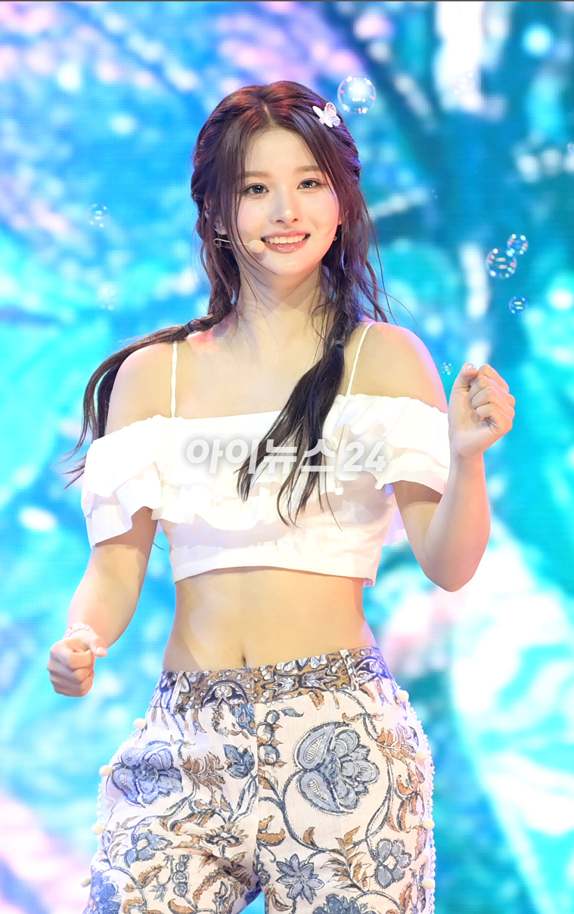 그룹 엔믹스 설윤이 11일 오후 서울 용산구 한남동 블루스퀘어에서 열린 엔믹스(NMIXX) 세 번째 싱글 앨범 '어 미드서머 엔믹스 드림'(A Midsummer NMIXX's Dream) 발매 기념 쇼케이스에서 타이틀곡 '파티 어클락' 무대를 선보이고 있다. [사진=정소희 기자]